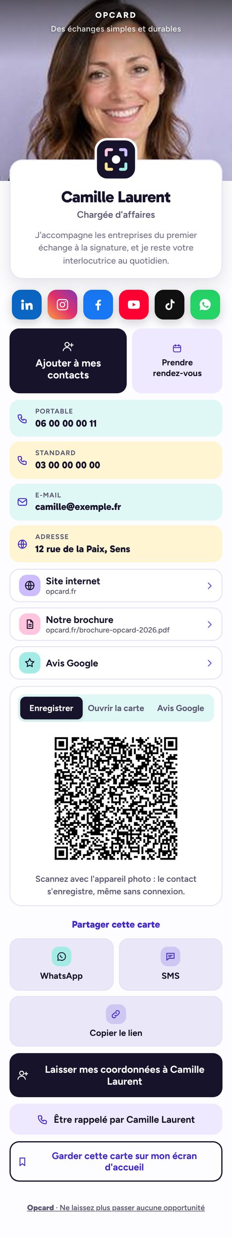Une carte de visite virtuelle Opcard, faite défiler : photo, présentation, réseaux, boutons, coordonnées, QR code