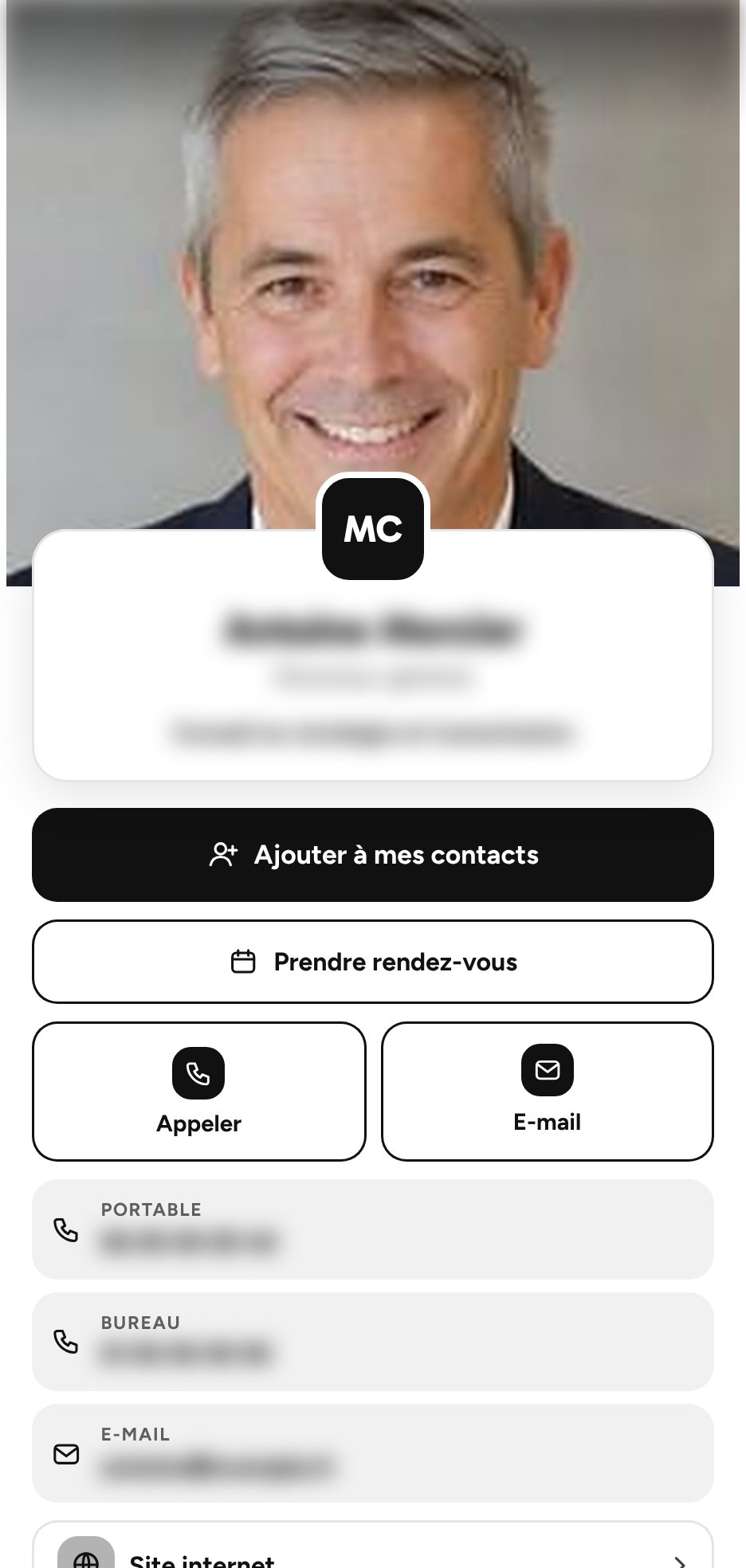 Carte de visite virtuelle sobre, fond blanc et texte noir, avec la photo du titulaire, informations floutées